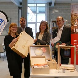 Die Klimakoffer werden an die Stadtbibliothek übergeben