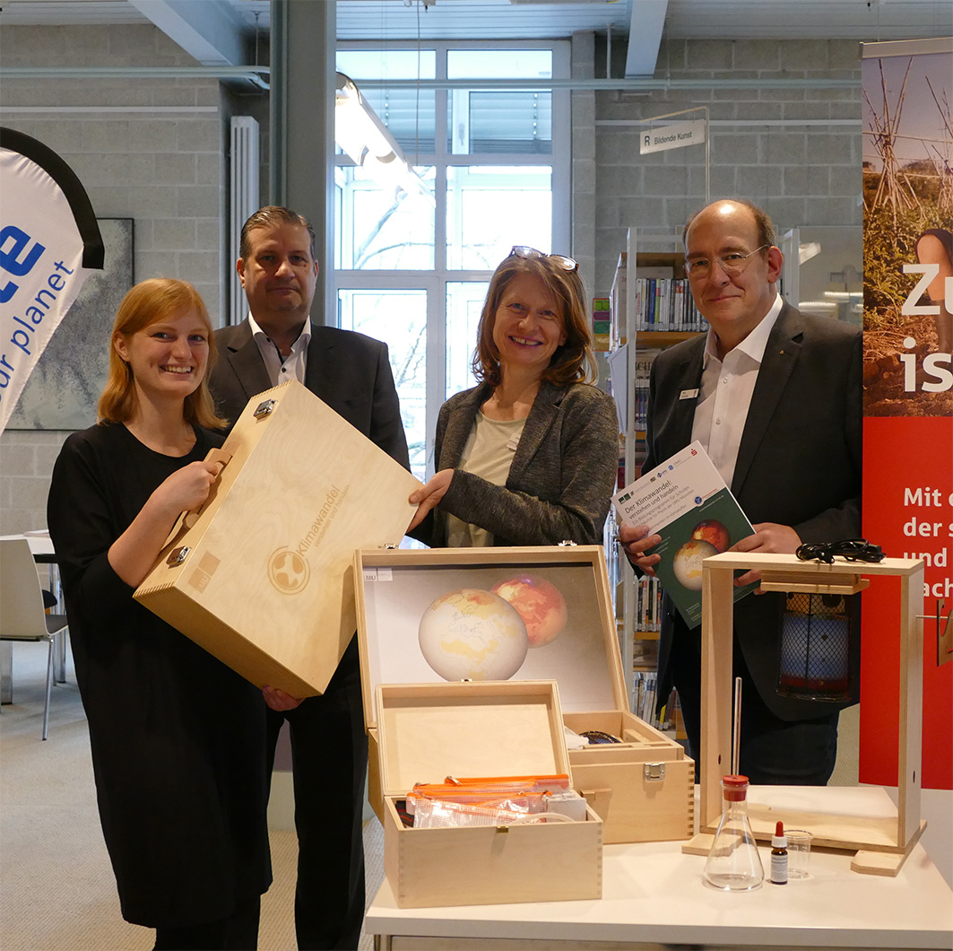 Die Klimakoffer werden an die Stadtbibliothek übergeben